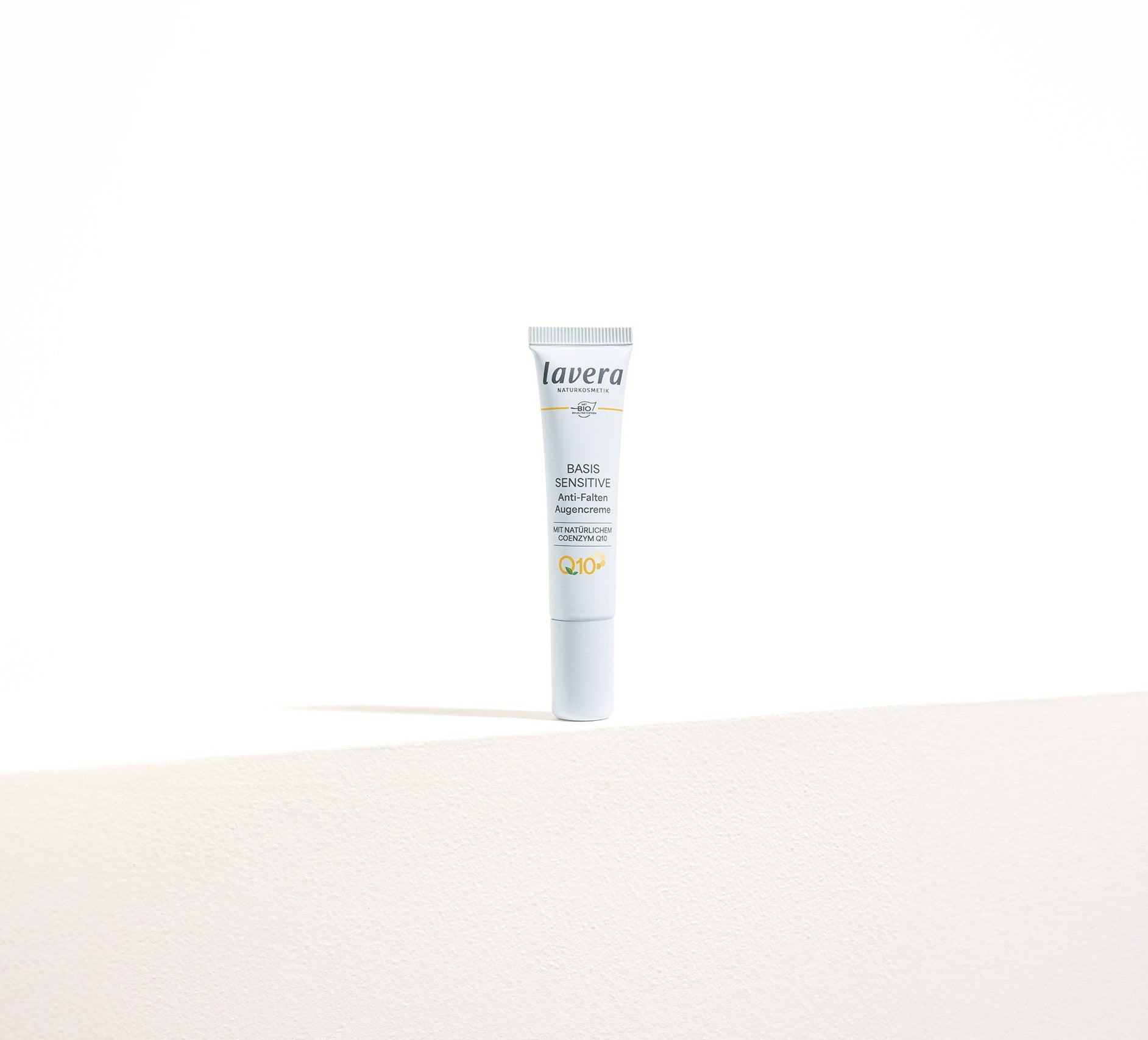 lavera basis sensitive Crema Occhi q10 su sfondo chiaro