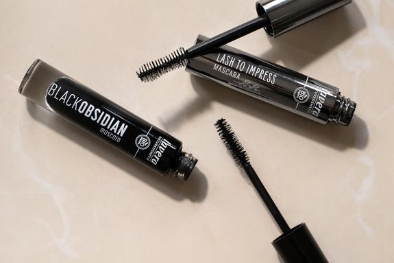 Geöffnete Mascara Black Obsidian und Lash to Impress mit Bürsten