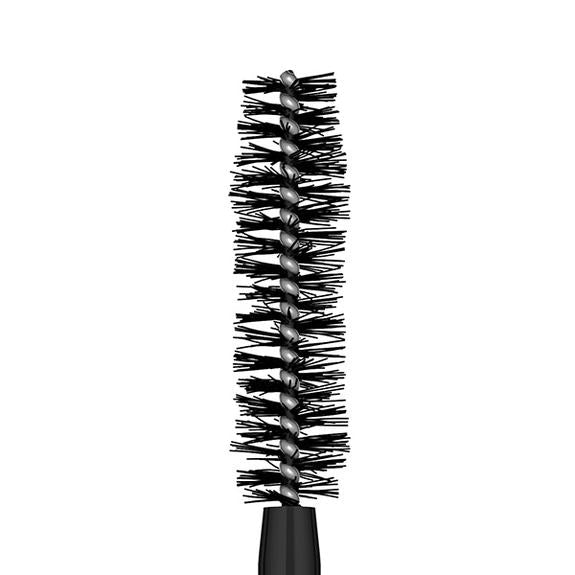 Spazzolino mascara nero in primo piano su sfondo bianco
