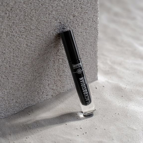 lavera Black Obsidian Mascara appoggiato a una pietra grigia