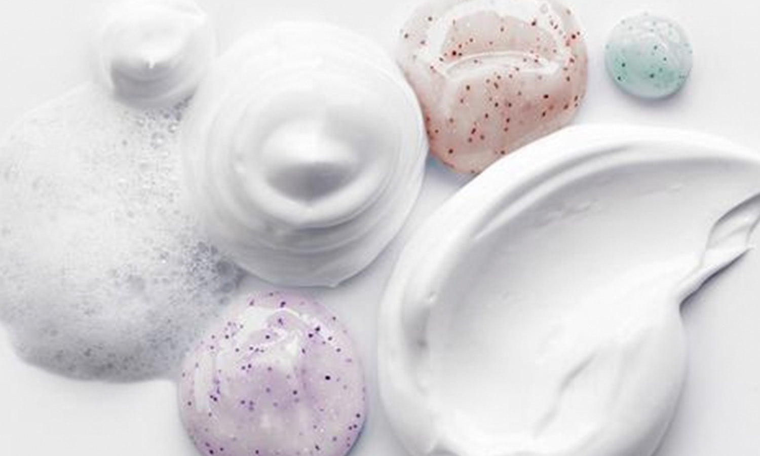 Diverse texture di creme e peeling una accanto all'altra