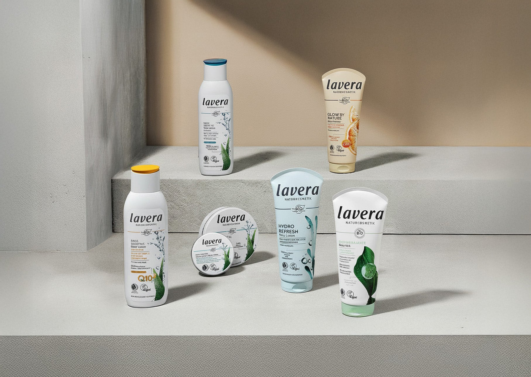 Body Lotion Range voreinander vor grau-beschem Hintergrund