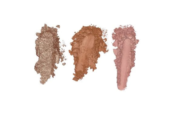 Drei Lidschatten-Swatches in Braun- und Rosétönen auf weißem Grund