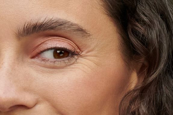 Nahaufnahme eines Auges mit mattem Lidschatten in Rosé