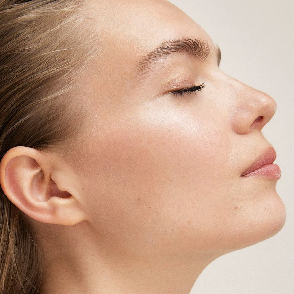 Ritratto laterale di una donna con glow radiante