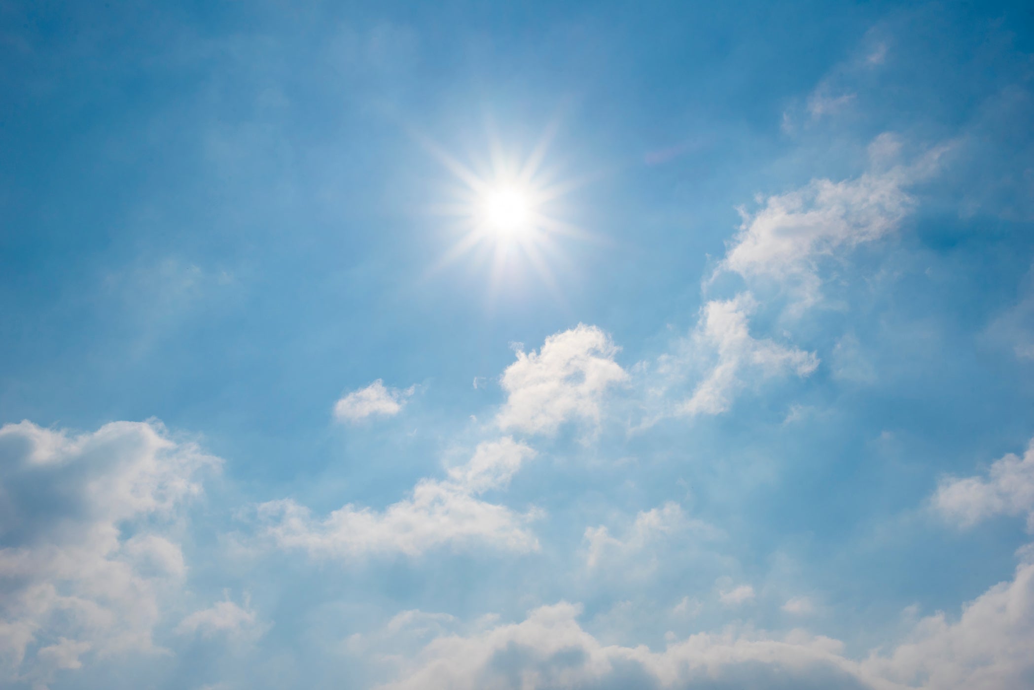 Sole nel cielo blu