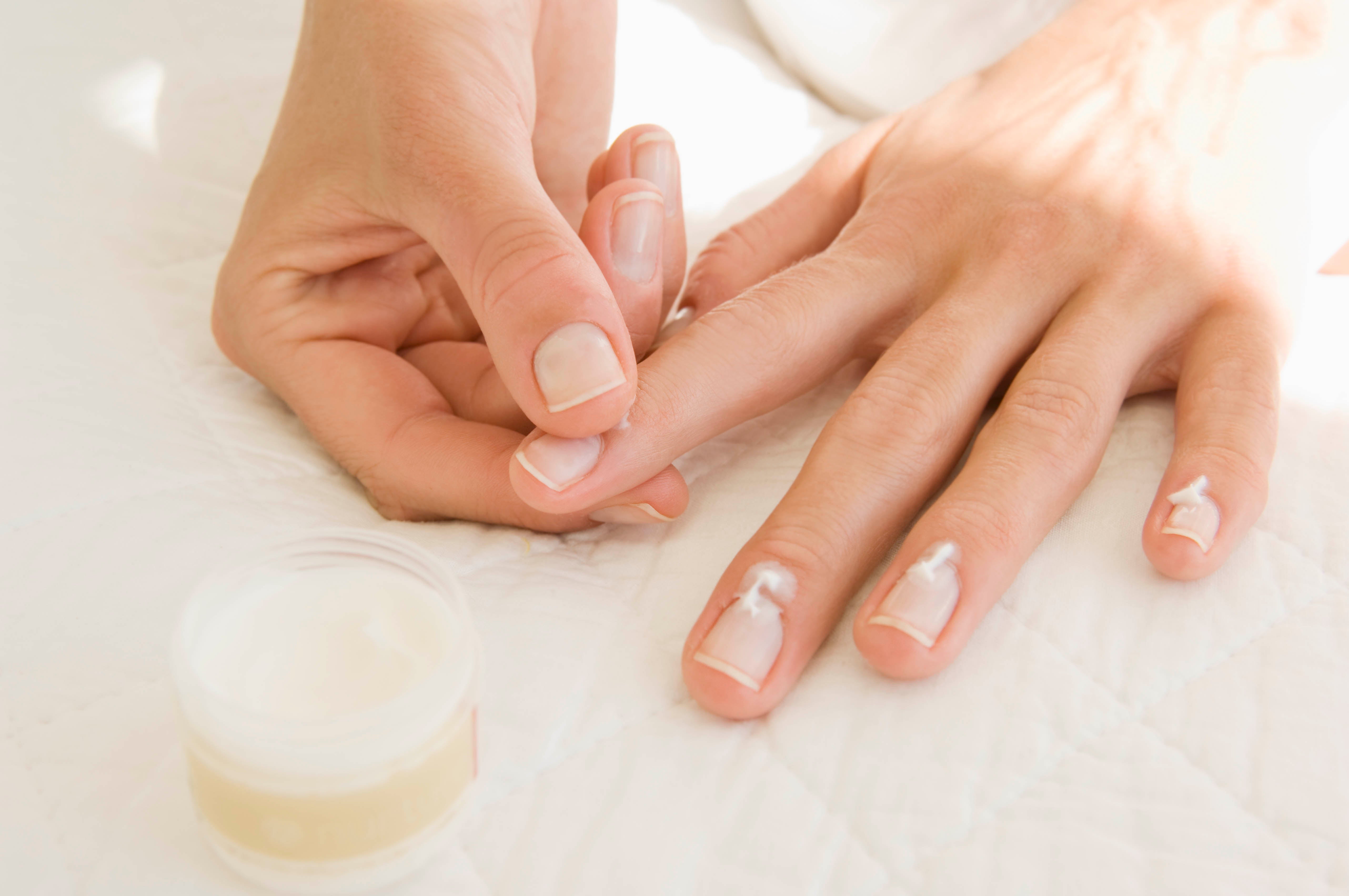 2 mani, unghia viene idratata con crema