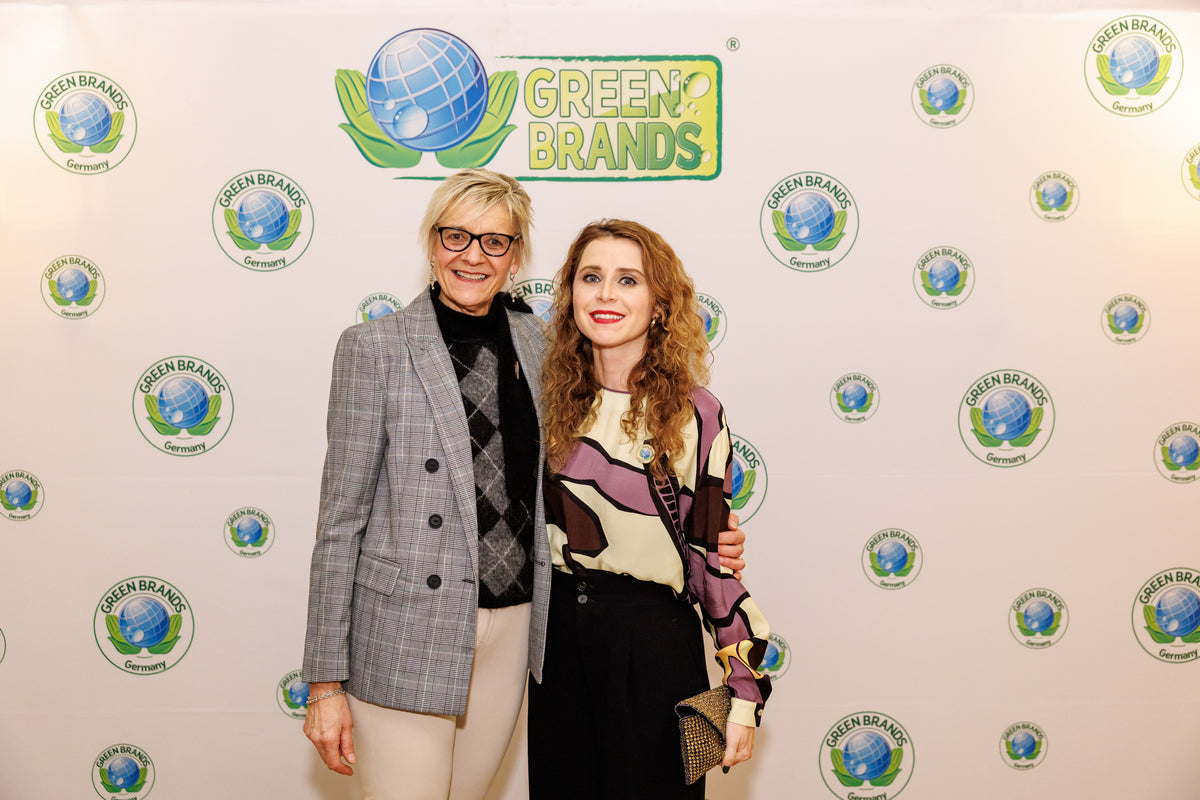 Sabine Kästner e Julia Michel davanti al logo Green Brands