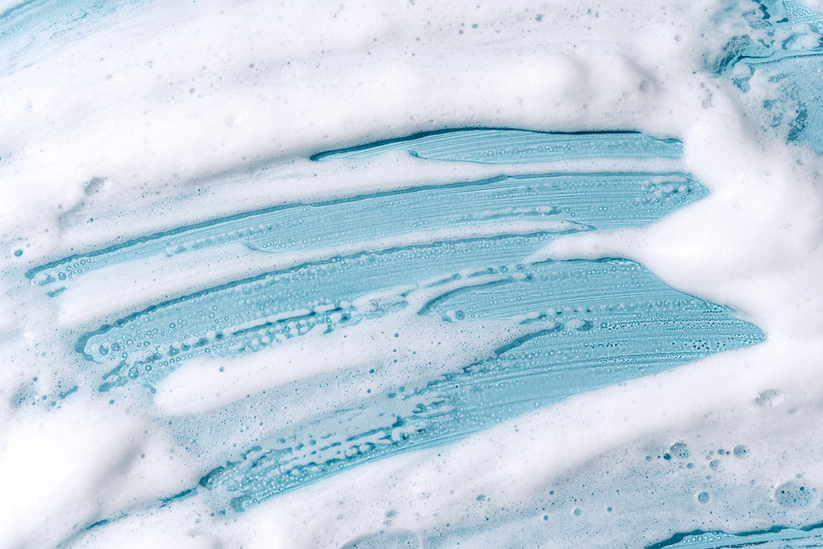 Weißer Schaum vor blauem Hintergrund