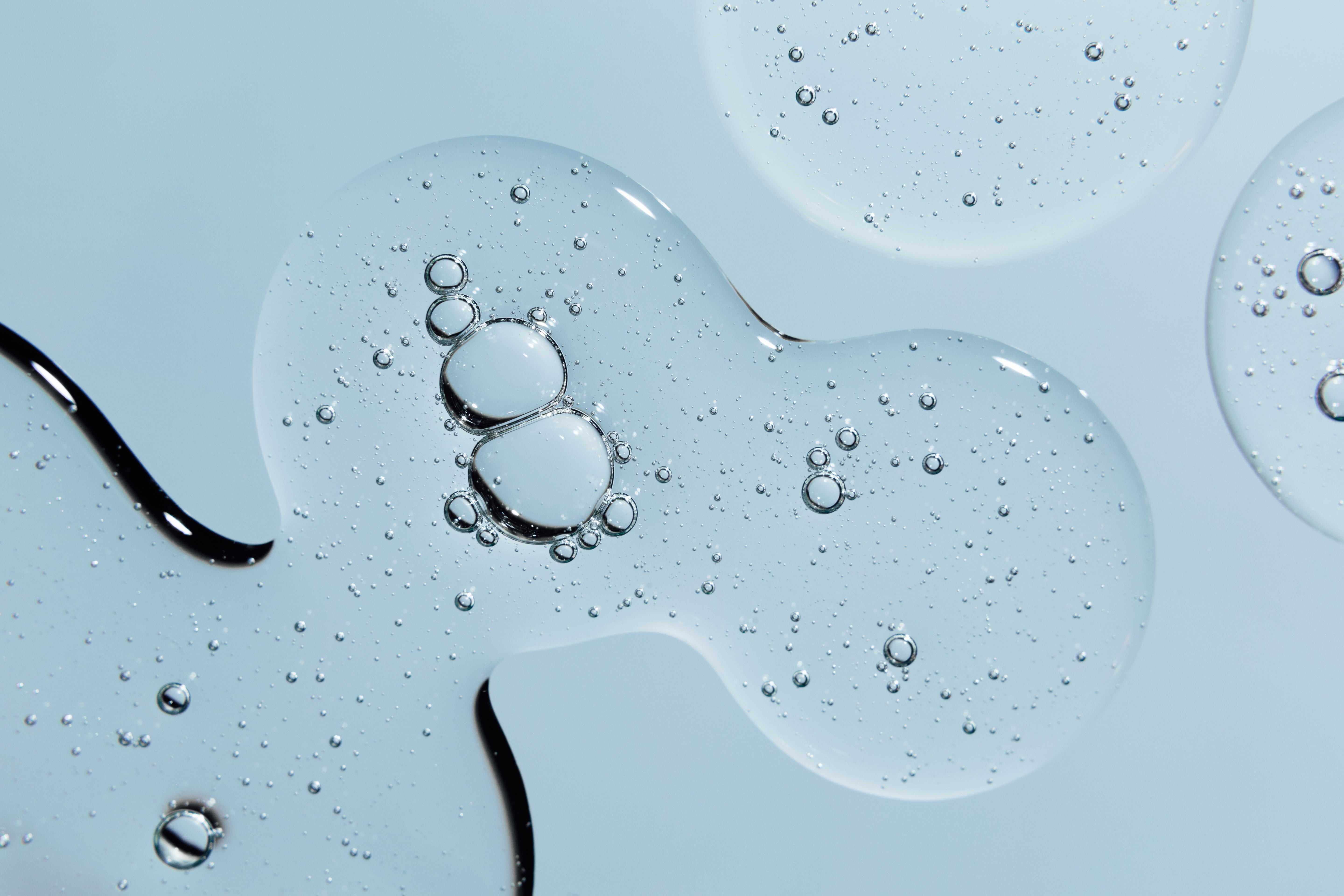 Siero con bolle d'aria su sfondo azzurro