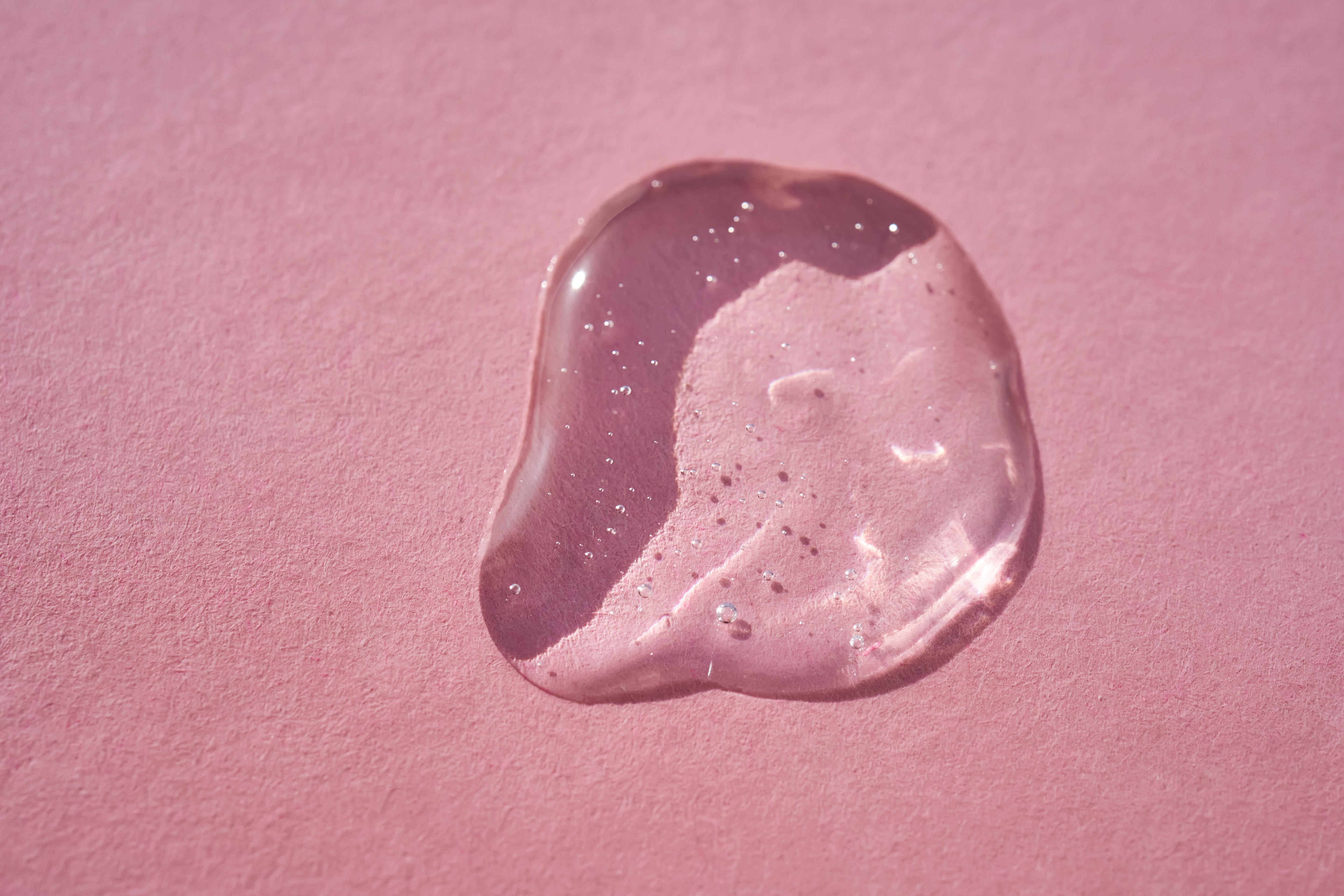 siero trasparente su sfondo rosa