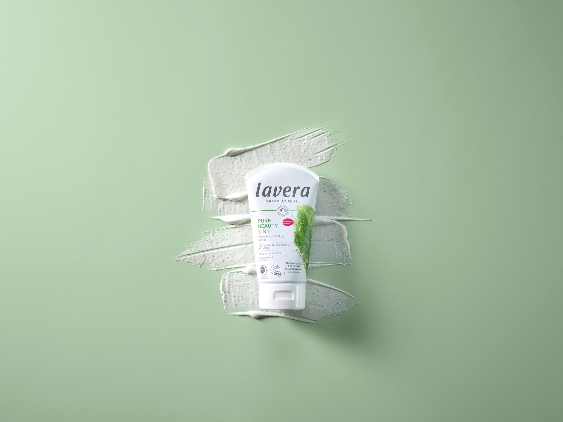 lavera Pure Beauty 3in1 tubo su texture crema, sfondo verde menta