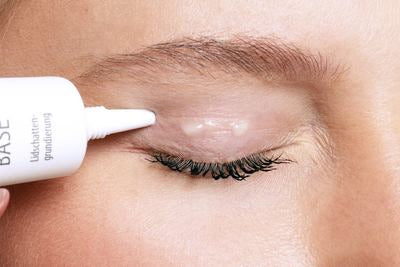 Applicazione di un primer ombretto sulla palpebra