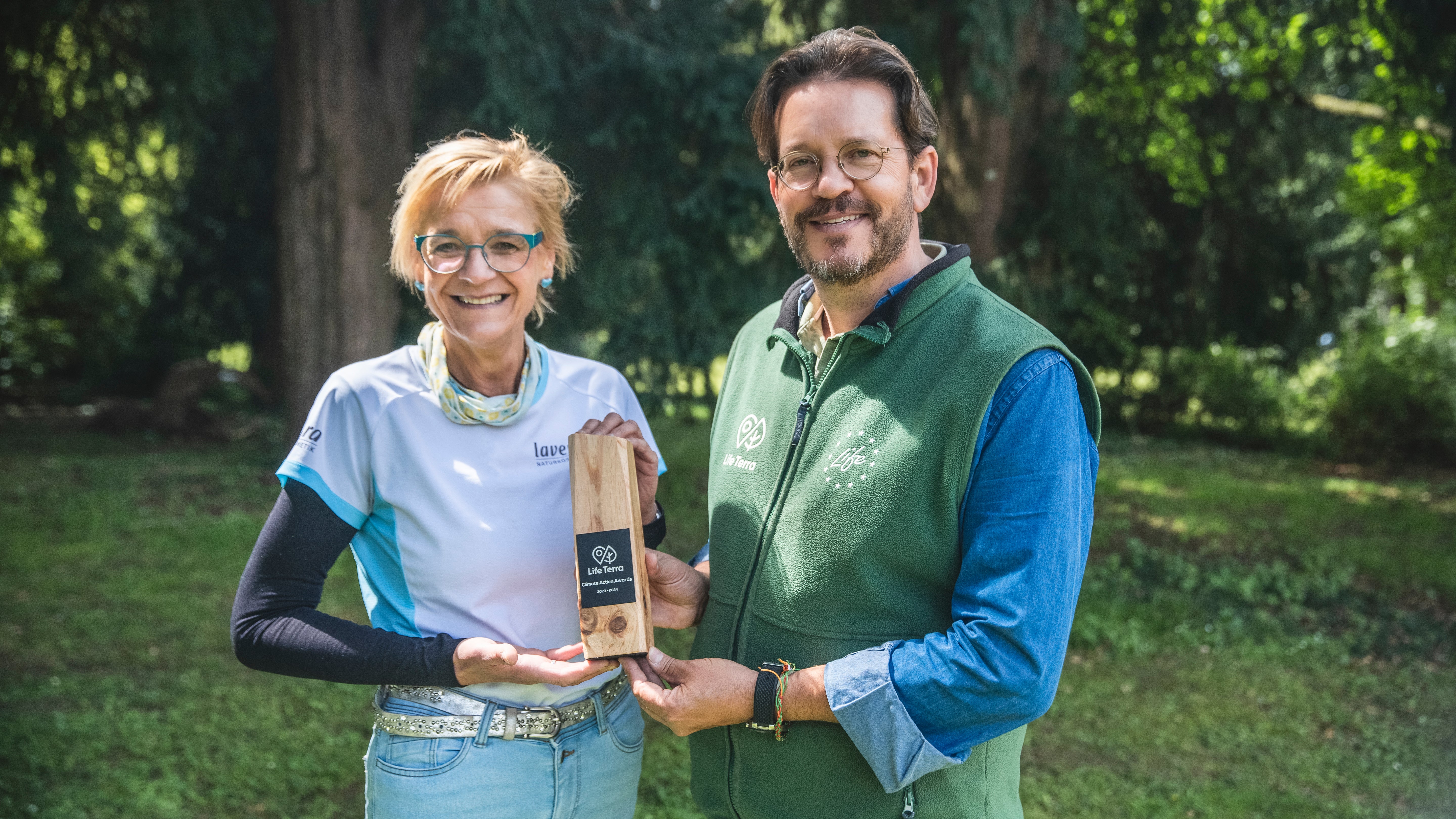 Ritratto di Sabina Kästner e Sven Kallen che tengono il LifeTerra Award
