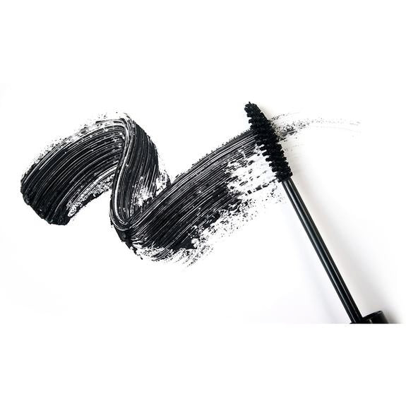 Spazzolino mascara con pennellata di colore nero su sfondo bianco