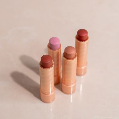 Quattro Multi Balms lavera in diverse tonalità su sfondo beige