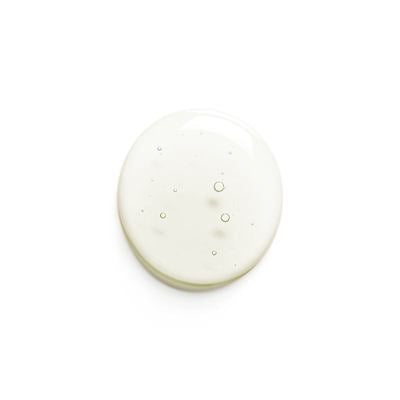 Singola goccia di olio viso su sfondo chiaro