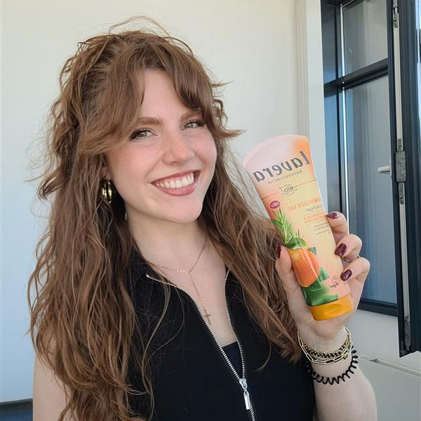 Mitarbeiterin Karolina mit dem Duschgel Energize Me