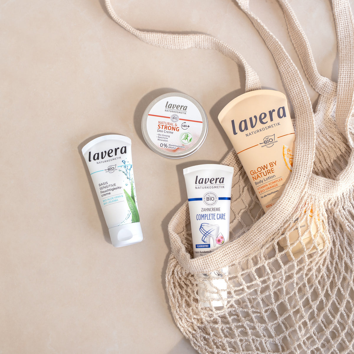 Diversi prodotti lavera in una borsa della spesa in tessuto