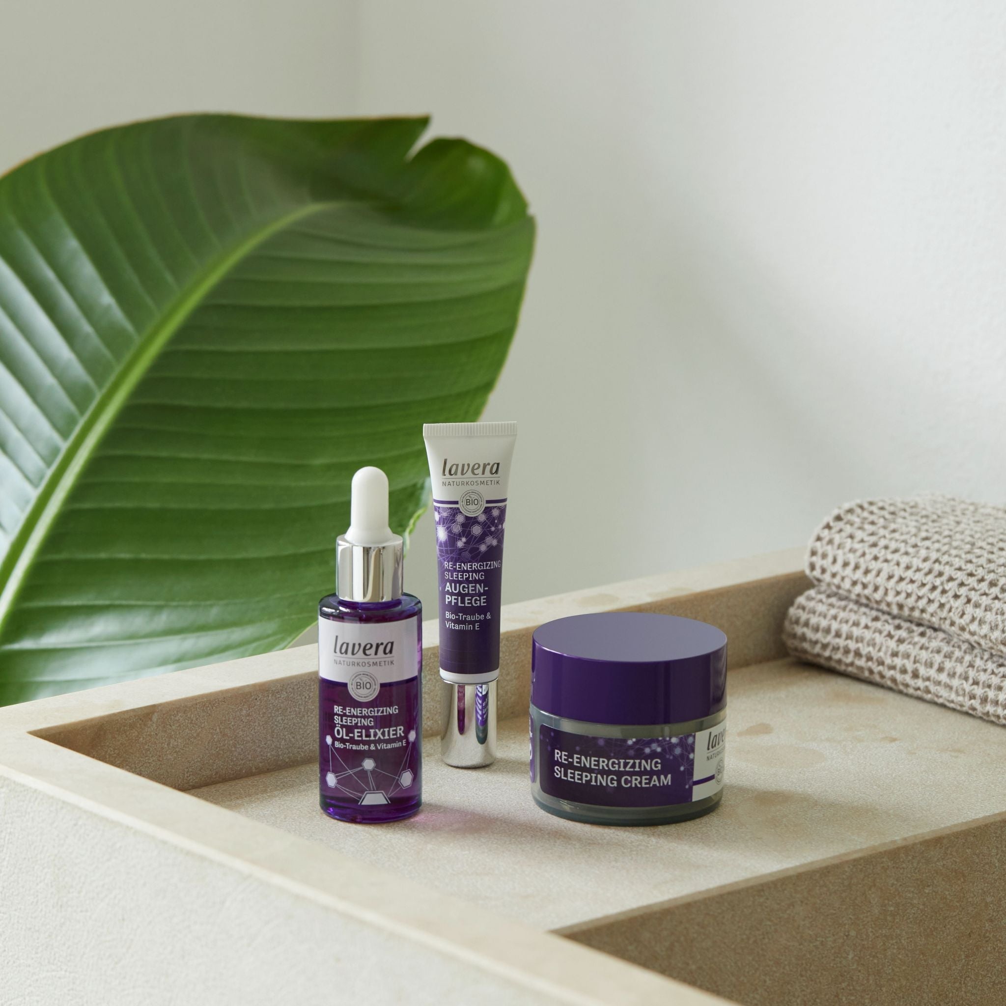 lavera Re-Energizing Prodotti su tavolo beige