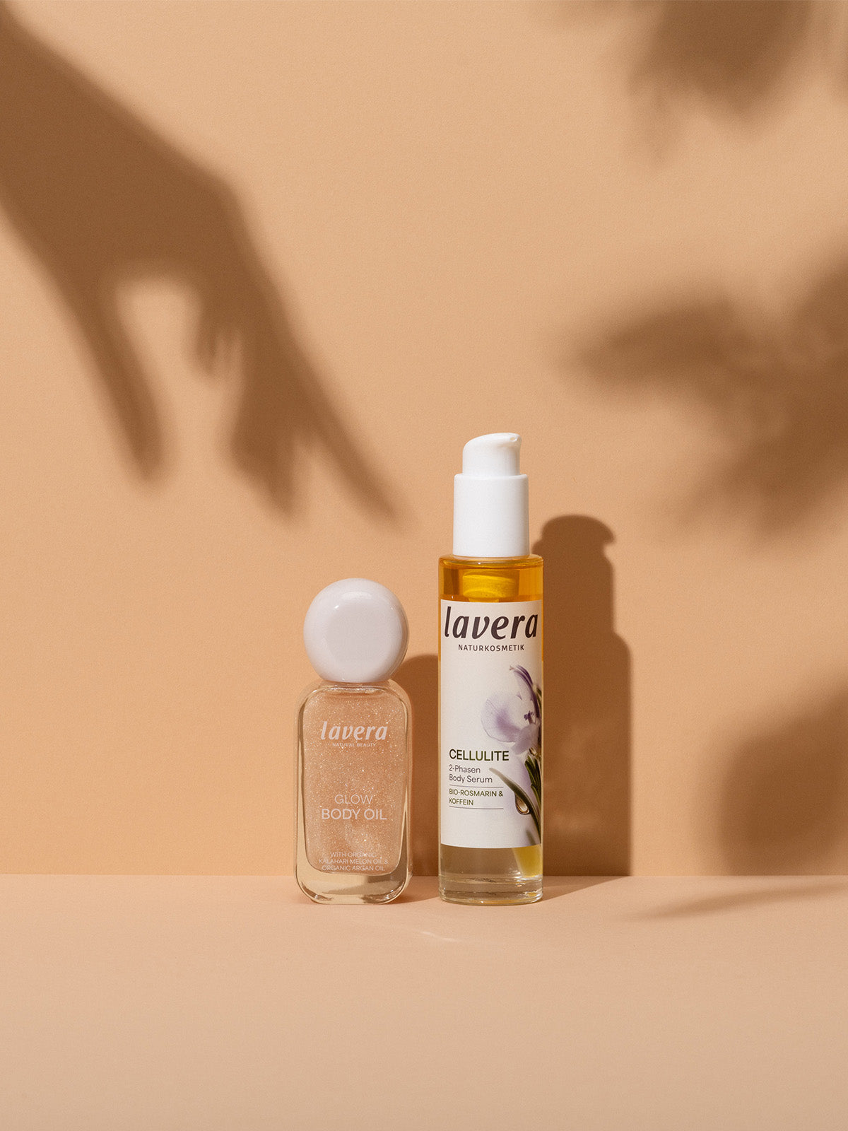Glow Body Oil e siero corpo bifasico anticellulite su sfondo chiaro