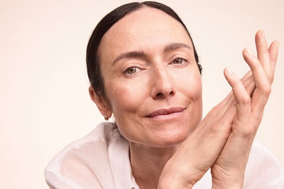 Ritratto di una donna matura con trucco naturale