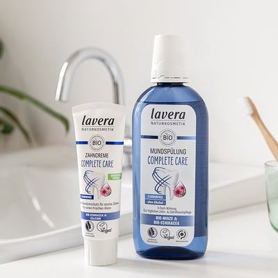 lavera Complete Care dentifricio e collutorio sul lavandino