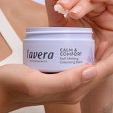 lavera Calm & Comfort Soft Melting Cleansing Balm durante l'applicazione