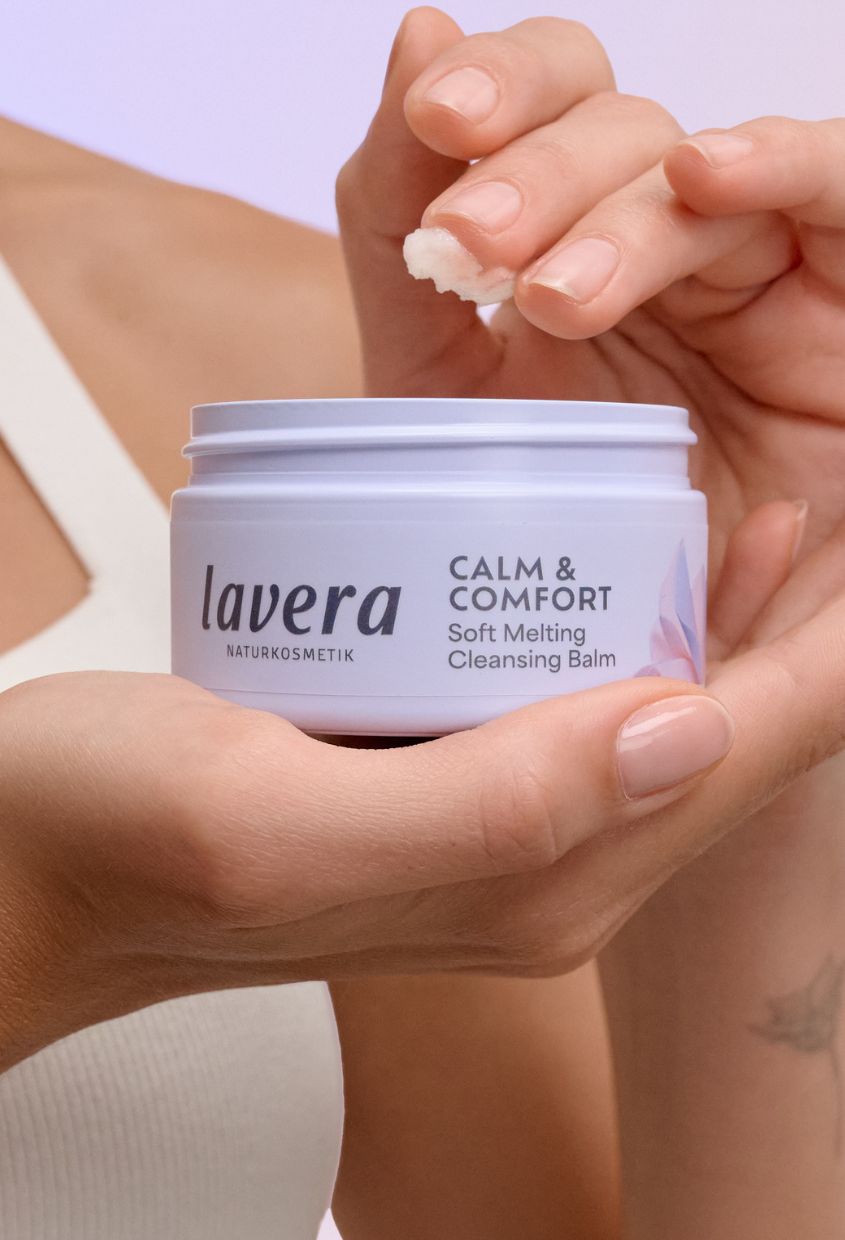 lavera Calm & Comfort Soft Melting Cleansing Balm durante l'applicazione