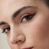 lavera Liquid Elements Eyeliner -Fire Red 01- durante l'applicazione