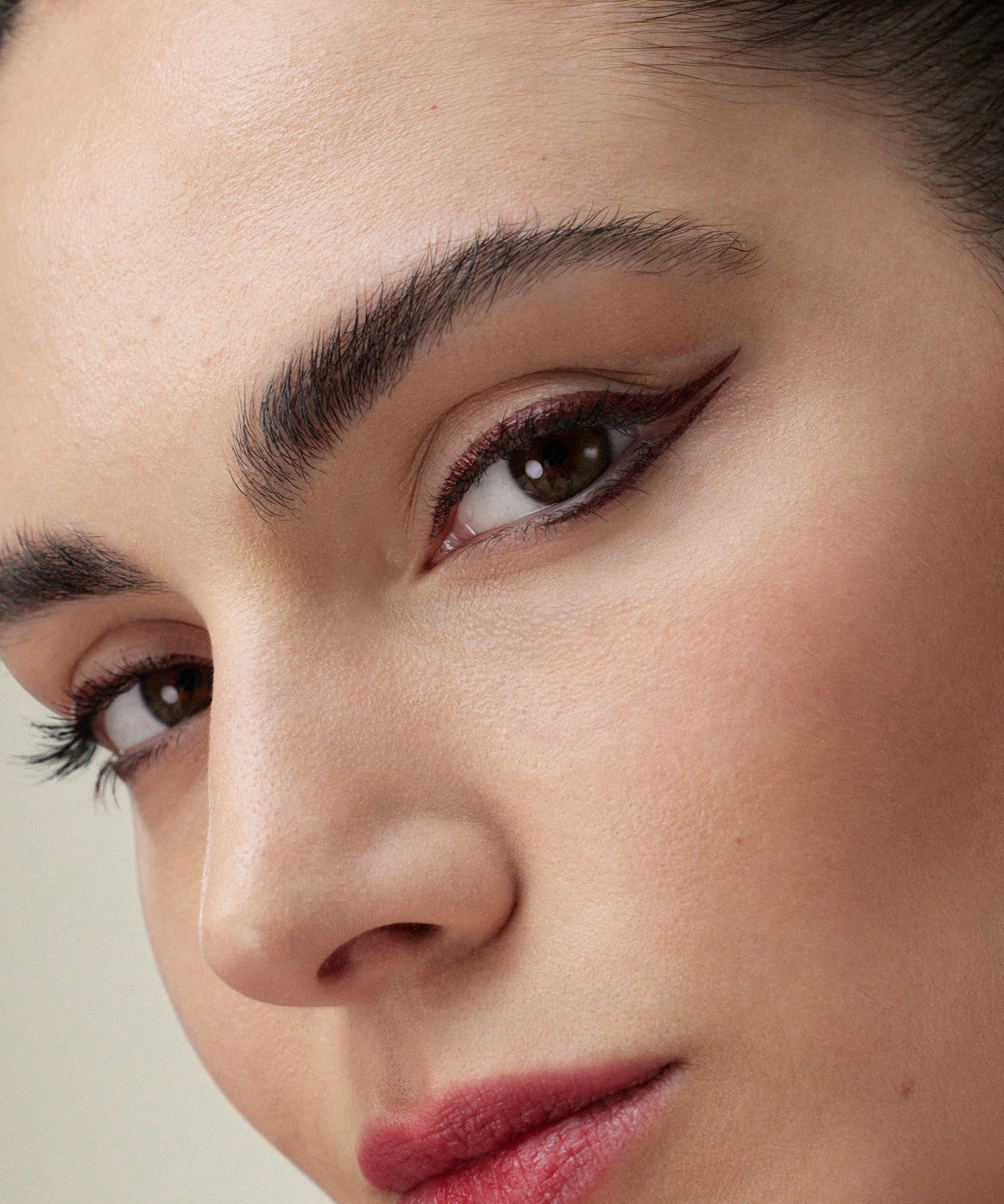 lavera Liquid Elements Eyeliner -Fire Red 01- durante l'applicazione