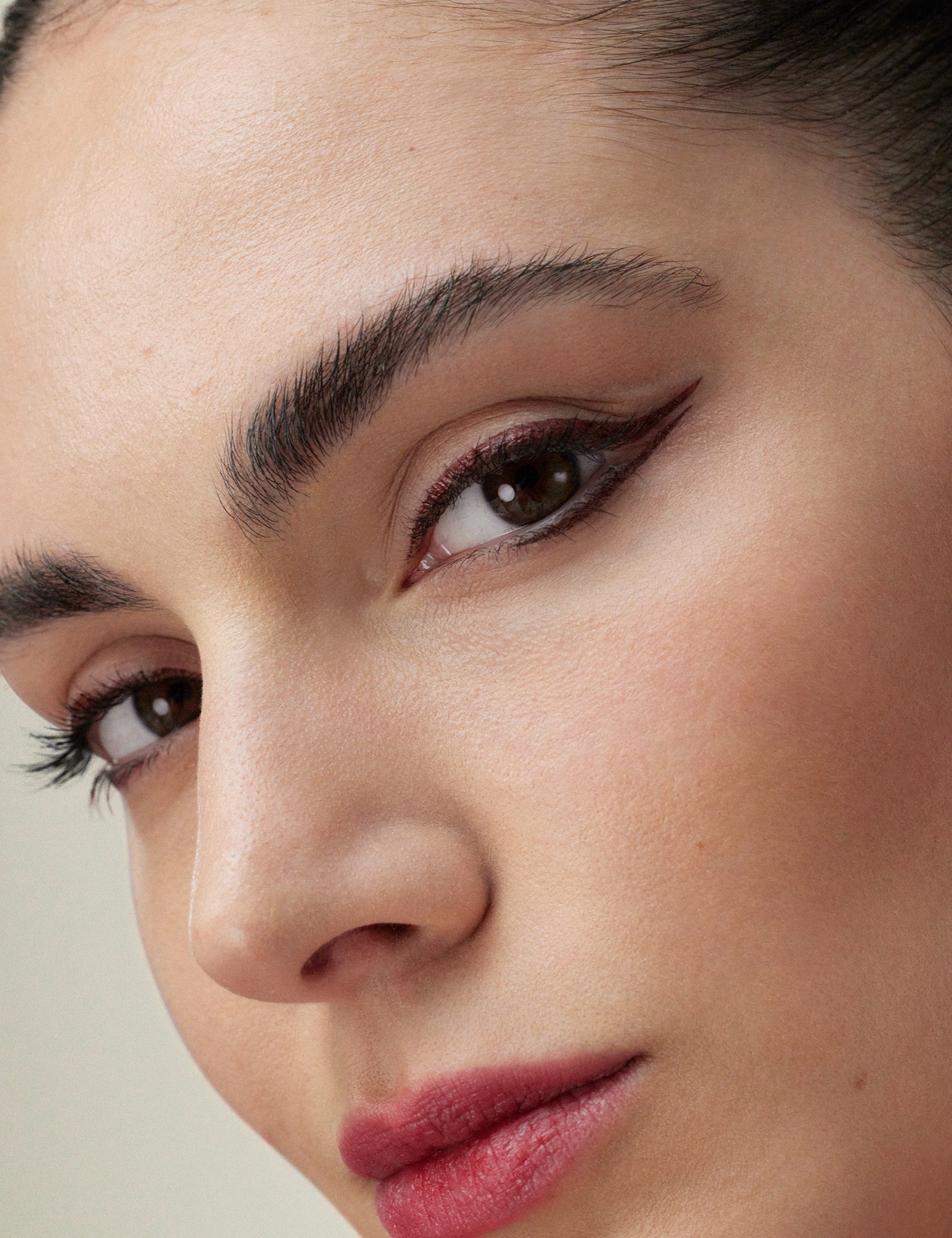 lavera Liquid Elements Eyeliner -Fire Red 01- in der Anwendung