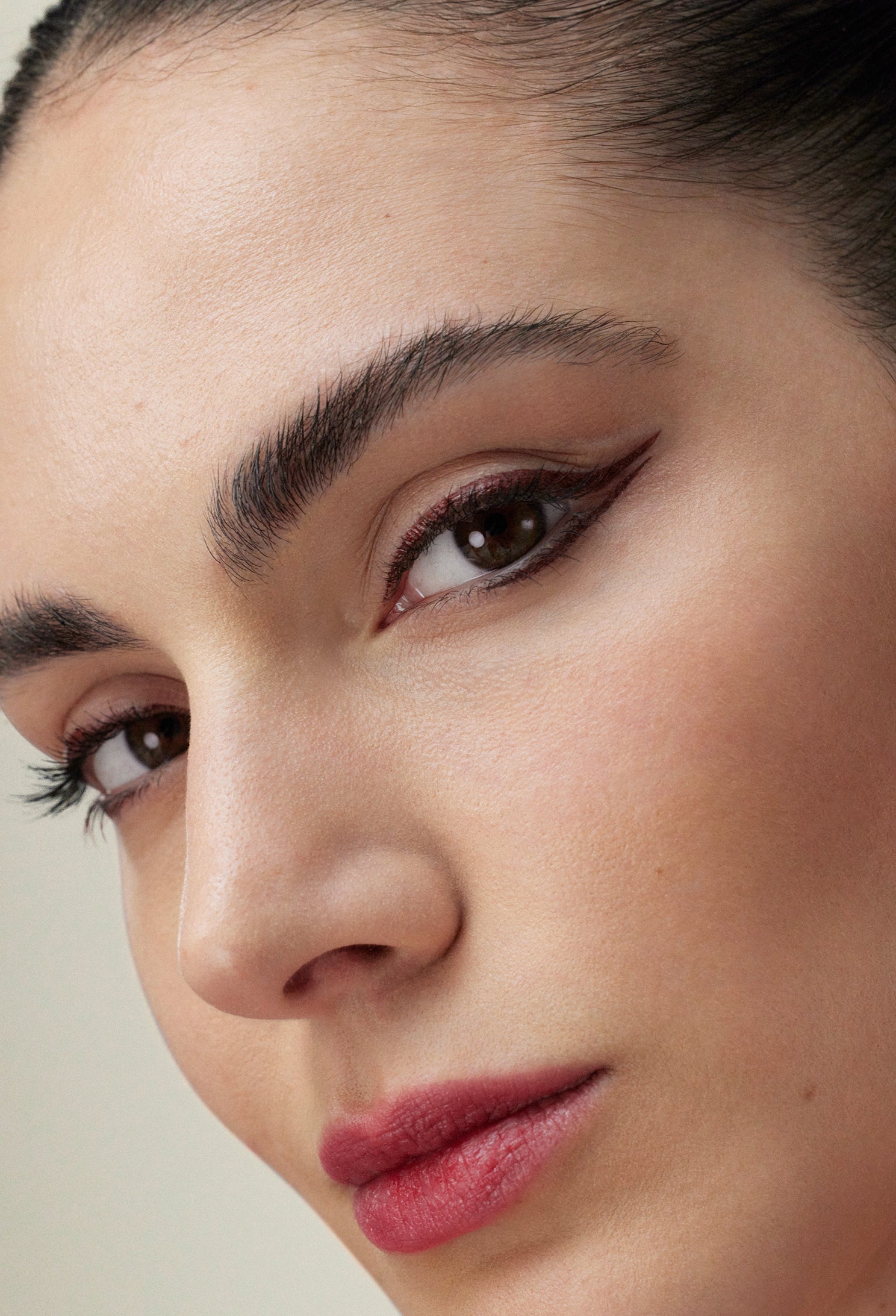 lavera Liquid Elements Eyeliner -Fire Red 01- durante l'applicazione
