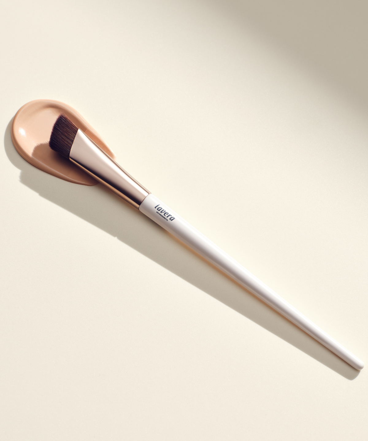 lavera Dream Blend Concealer Brush durante l'applicazione