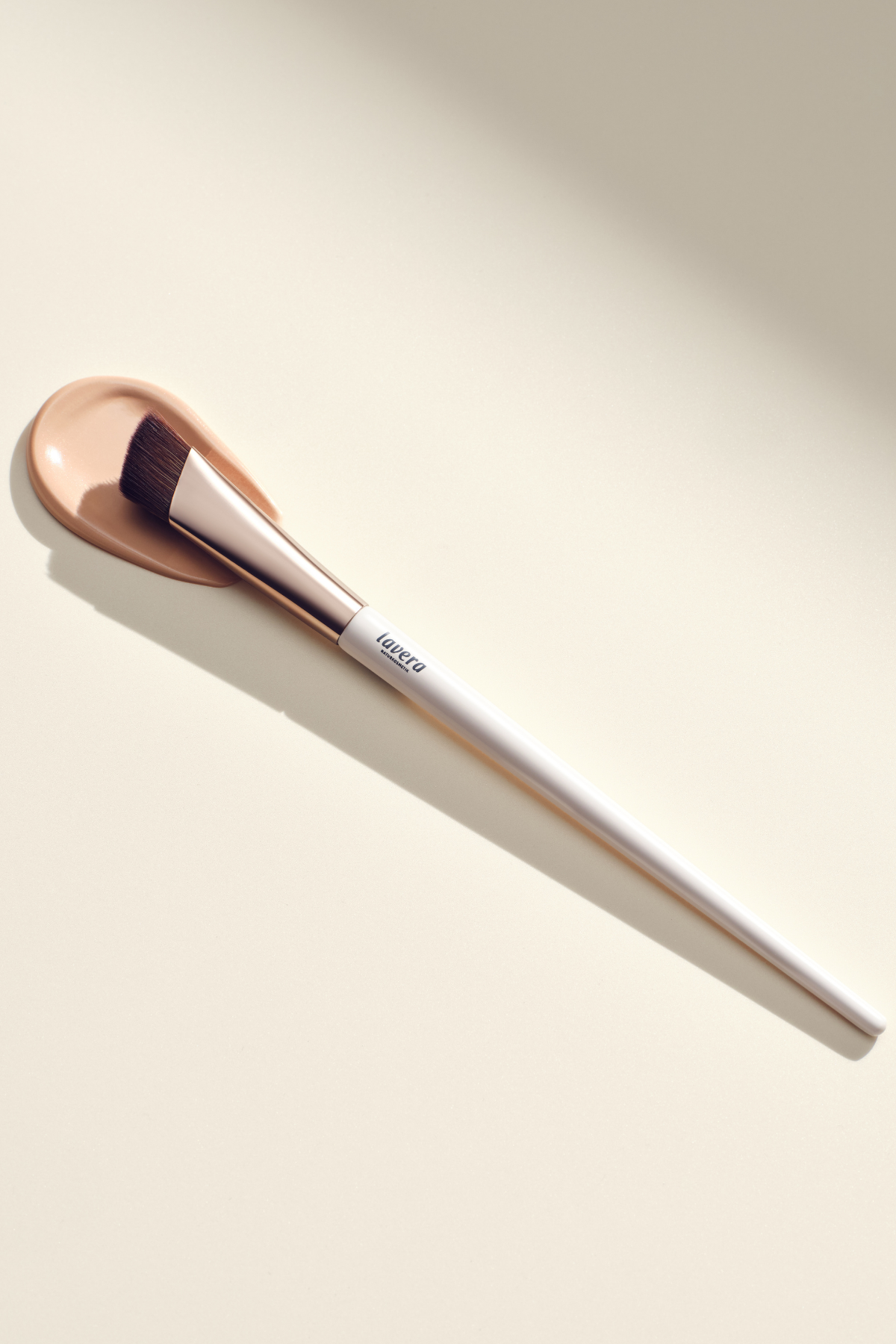 lavera Dream Blend Concealer Brush durante l'applicazione
