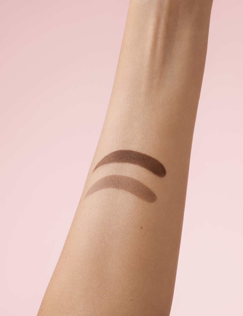 lavera Eyebrow Pencil -Blonde 02- durante l'applicazione