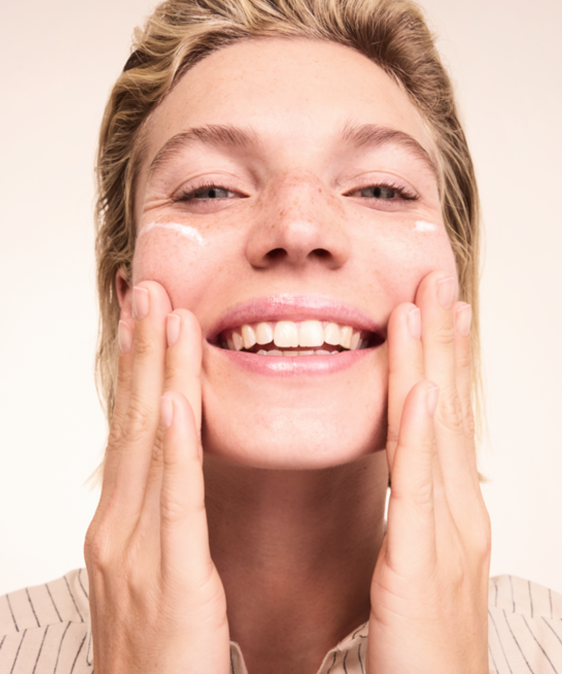 lavera basis sensitive Schiuma detergente durante l'applicazione