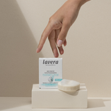 lavera Festes Pflegeshampoo basis sensitive Feuchtigkeit & Pflege in der Anwendung
