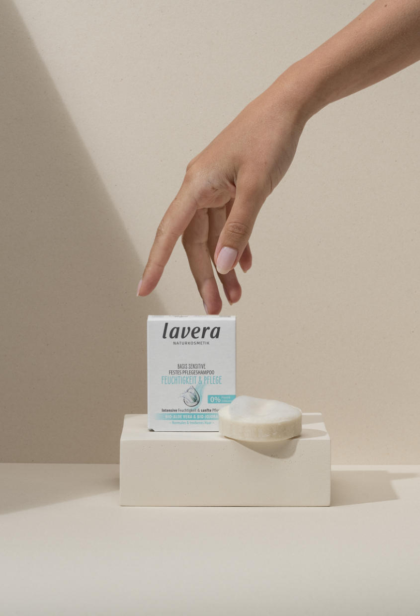 lavera Festes Pflegeshampoo basis sensitive Feuchtigkeit & Pflege in der Anwendung