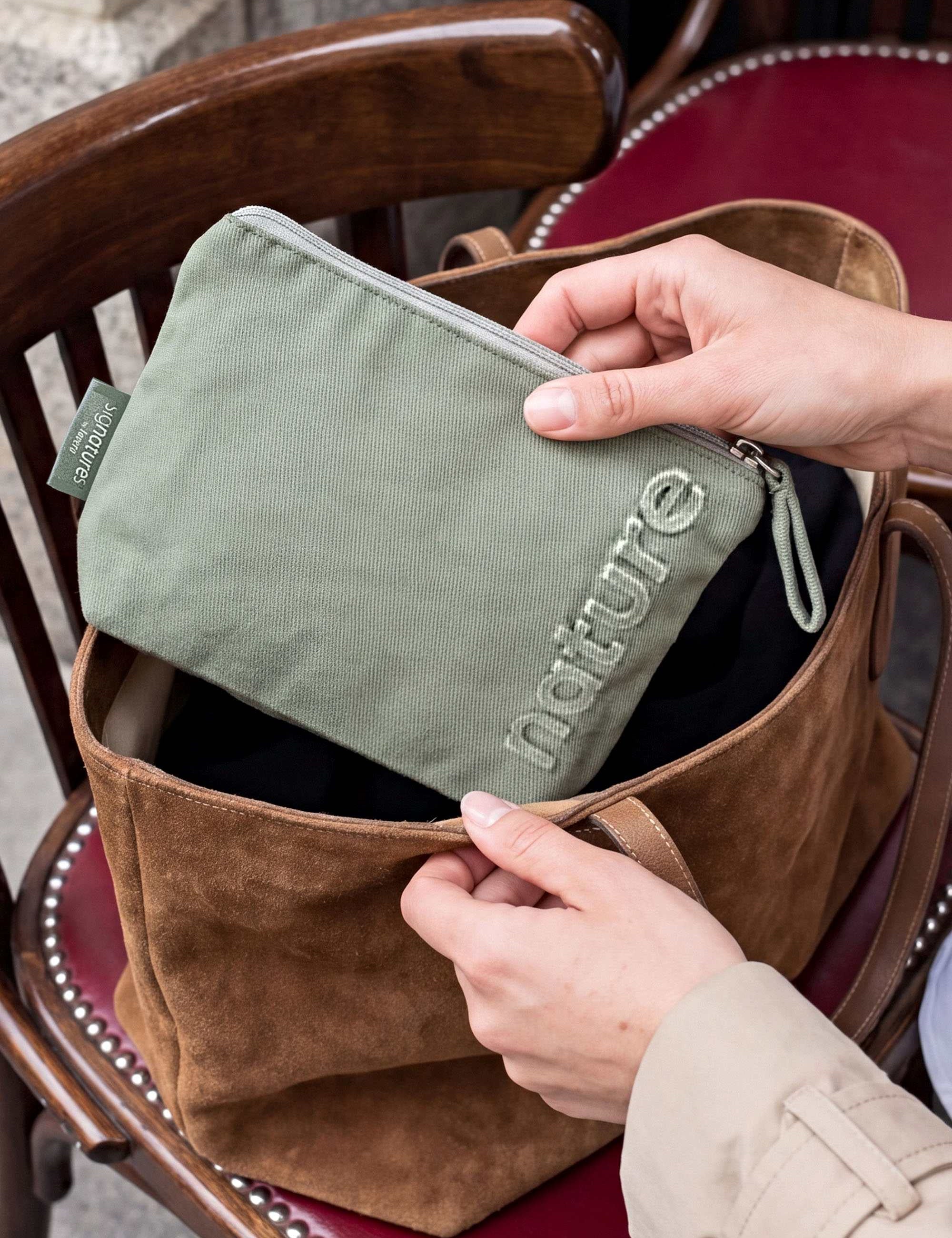 lavera Pochette cosmetica – Sage Green durante l'applicazione
