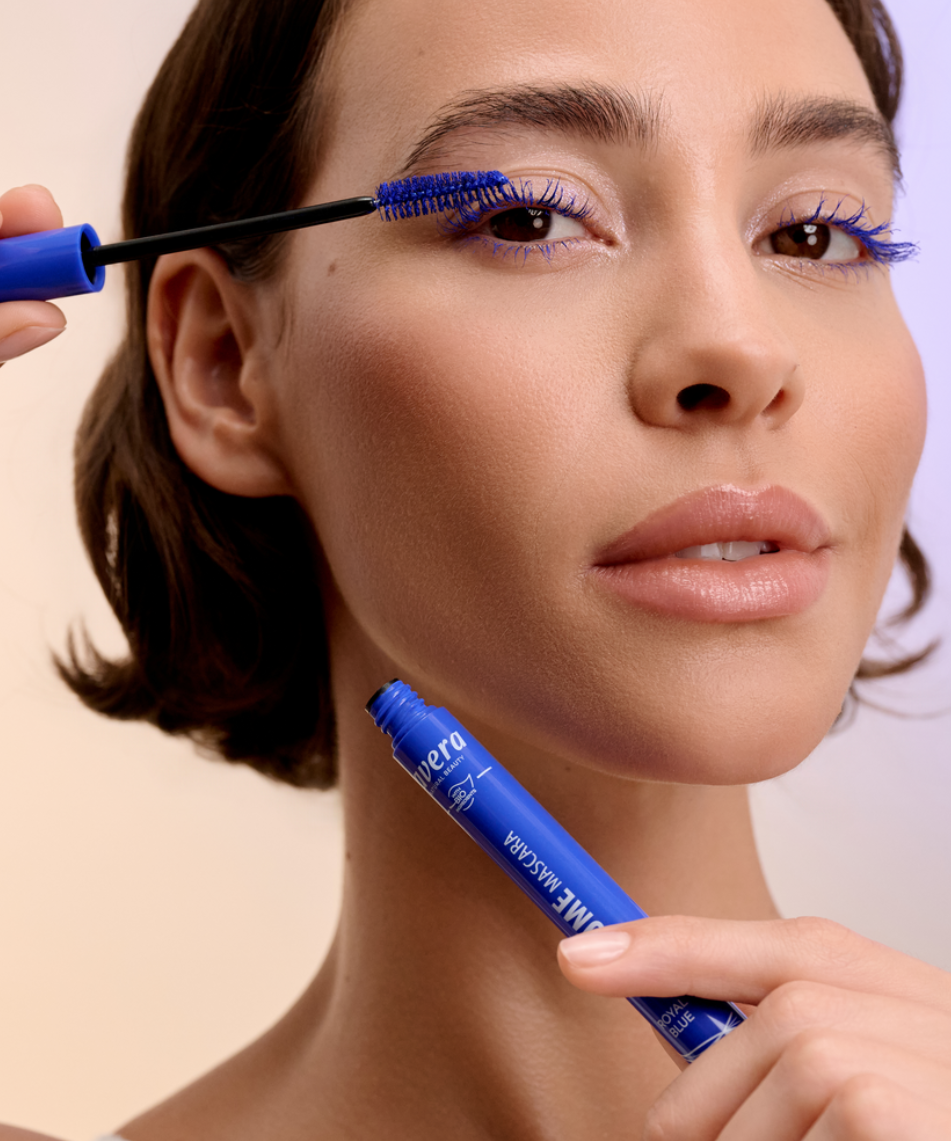lavera Volume Mascara -Royal Blue 01- durante l'applicazione