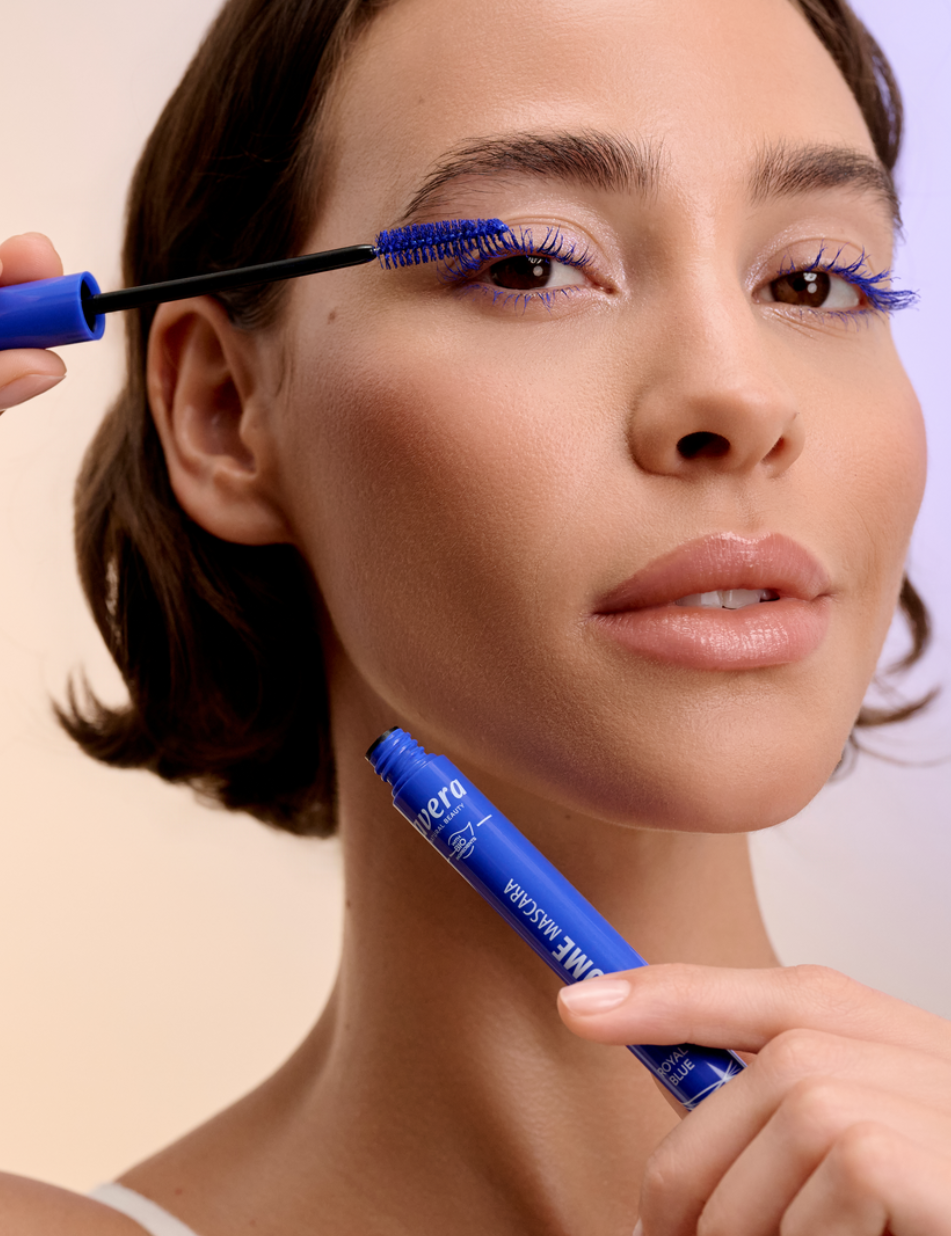 lavera Volume Mascara -Royal Blue 01- durante l'applicazione