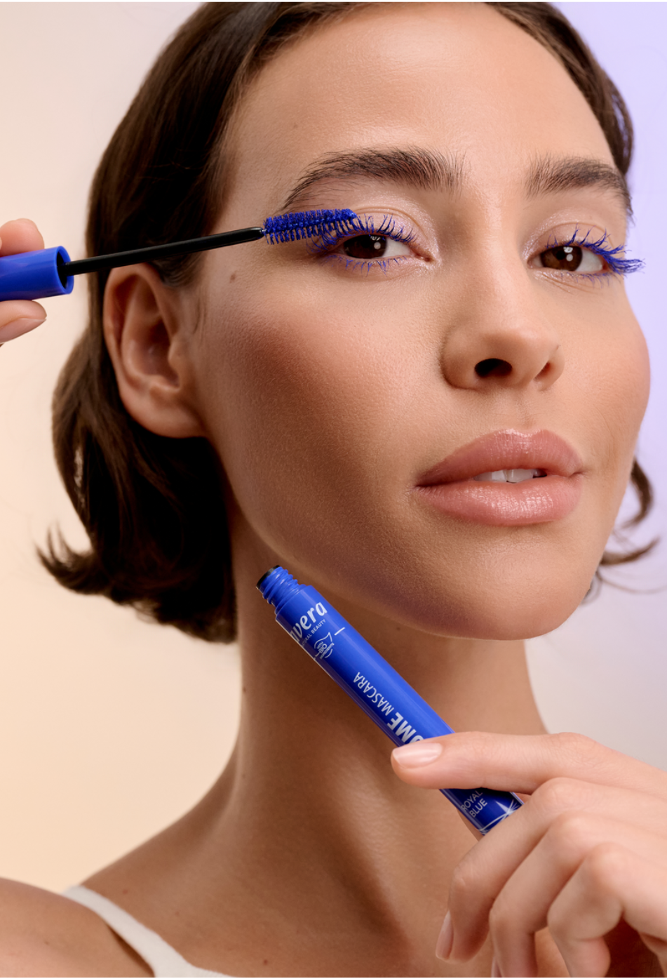 lavera Volume Mascara -Royal Blue 01- durante l'applicazione