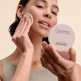 lavera Cream to Powder Foundation -Light 1.0- in der Anwendung