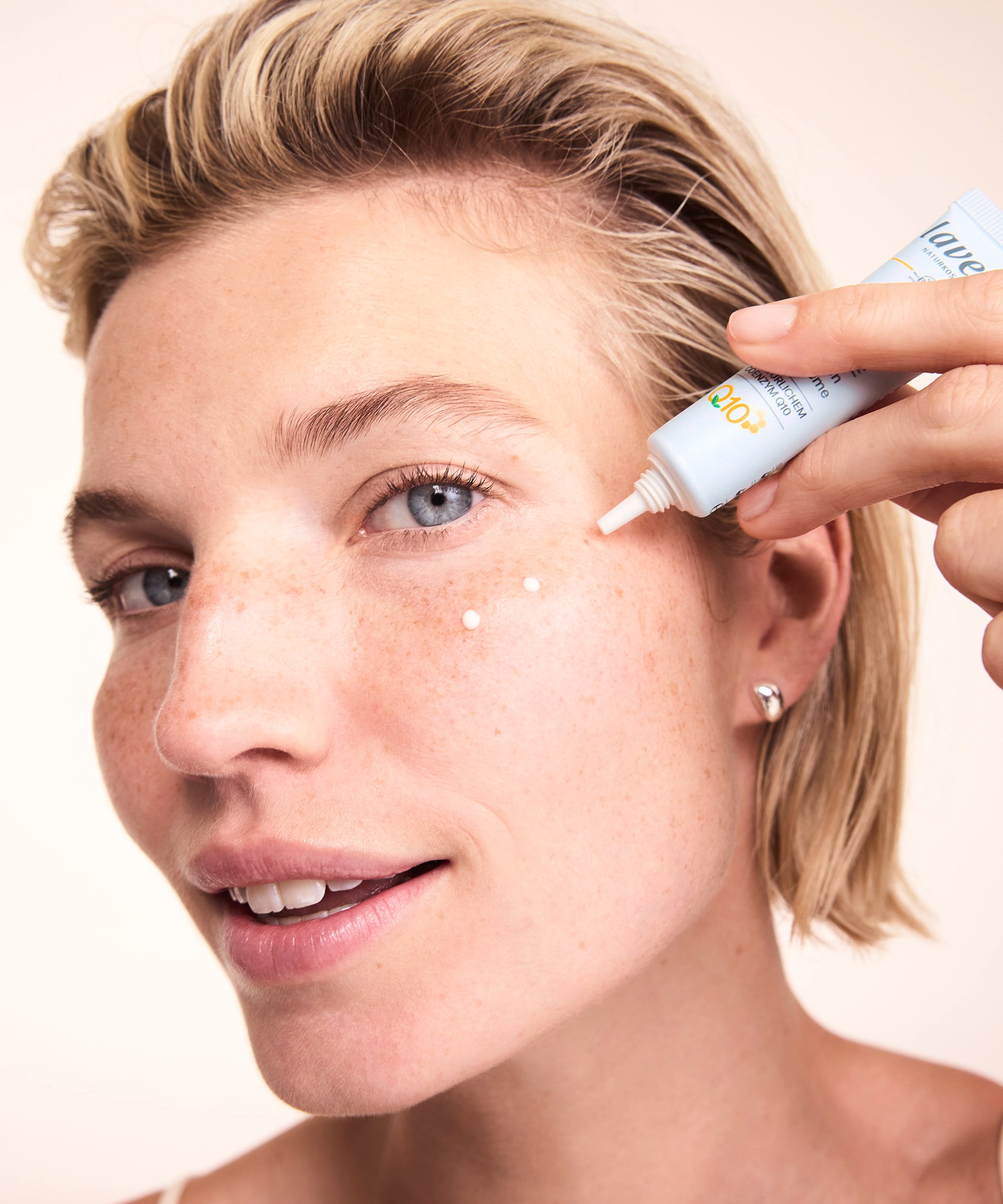 lavera basis sensitive Crema contorno occhi antirughe Q10 durante l'applicazione