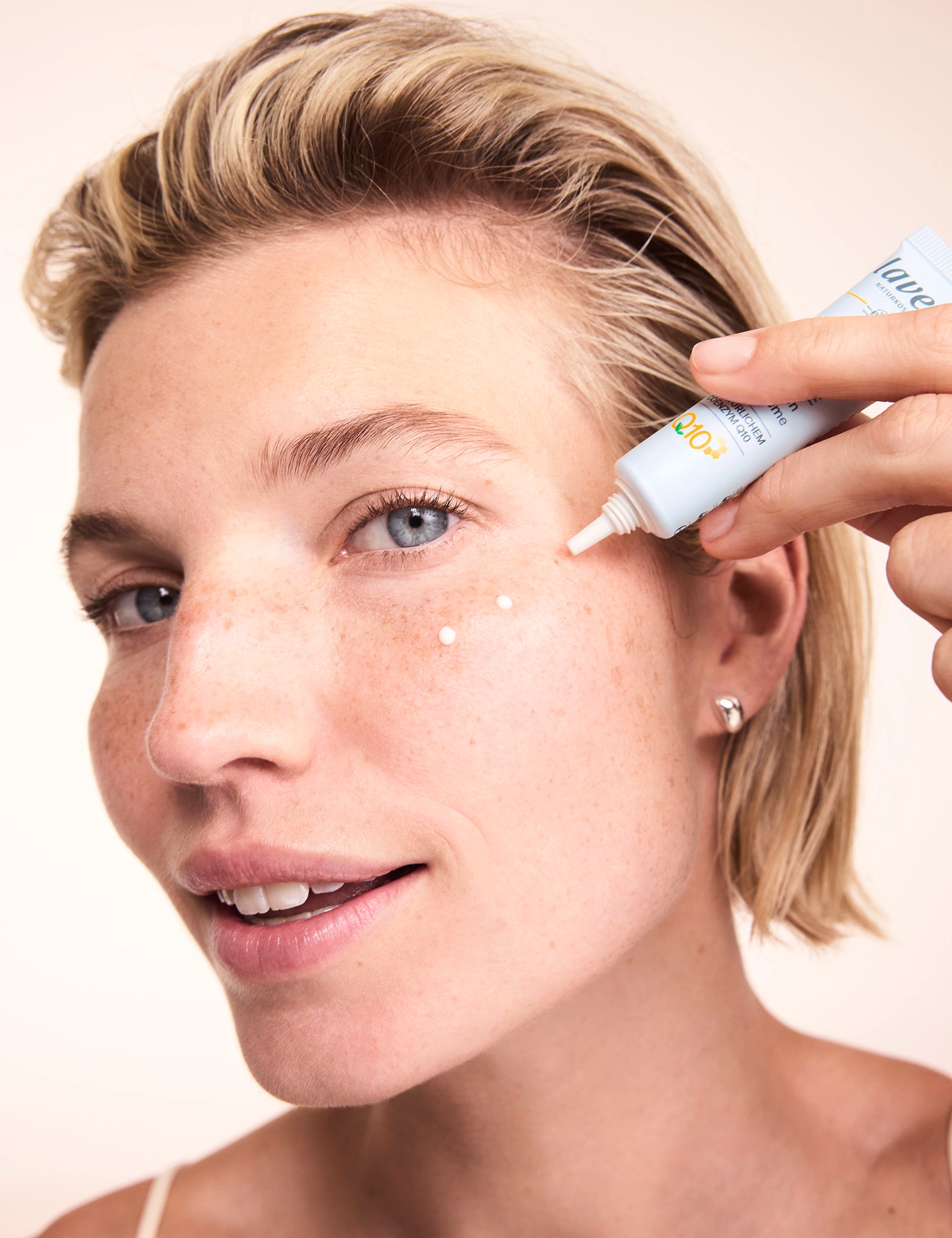 lavera basis sensitive Crema contorno occhi antirughe Q10 durante l'applicazione