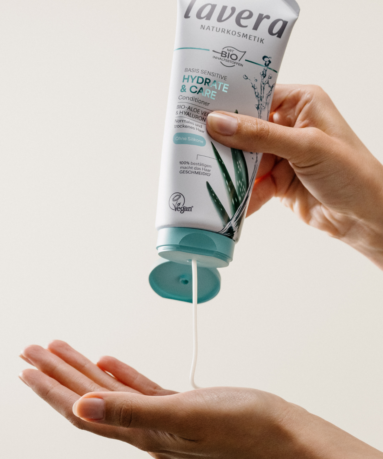 lavera Balsamo basis sensitive Hydrate & Care durante l'applicazione