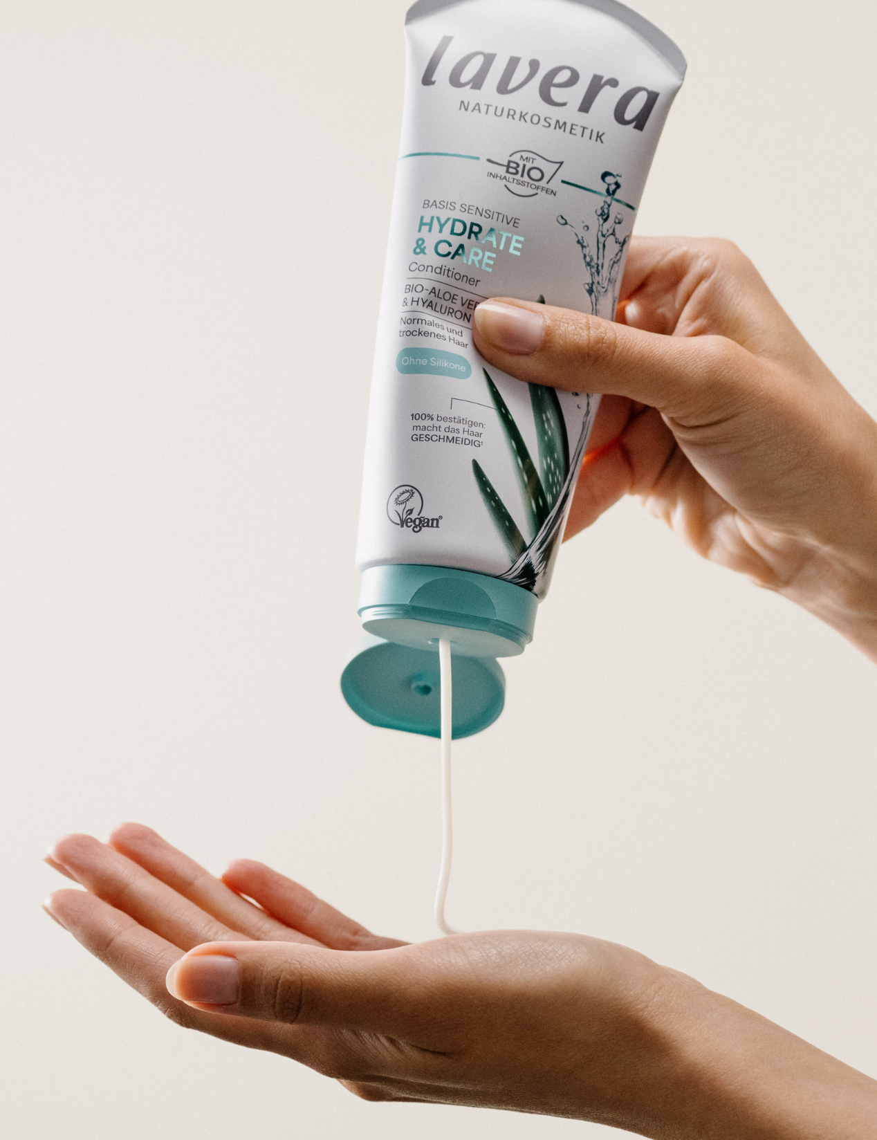 lavera Balsamo basis sensitive Hydrate & Care durante l'applicazione