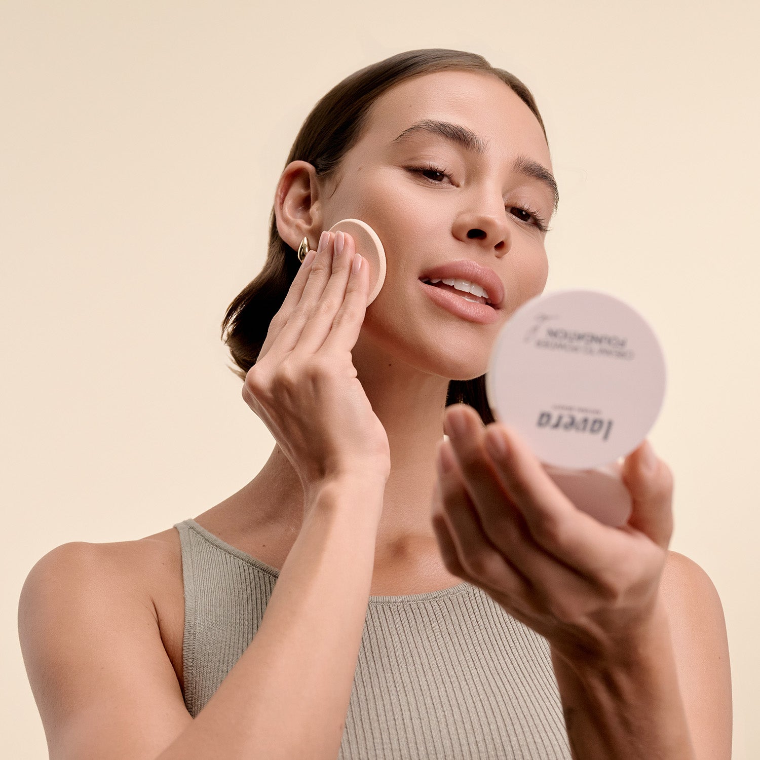 lavera Cream to Powder Foundation -Tanned 02- durante l'applicazione