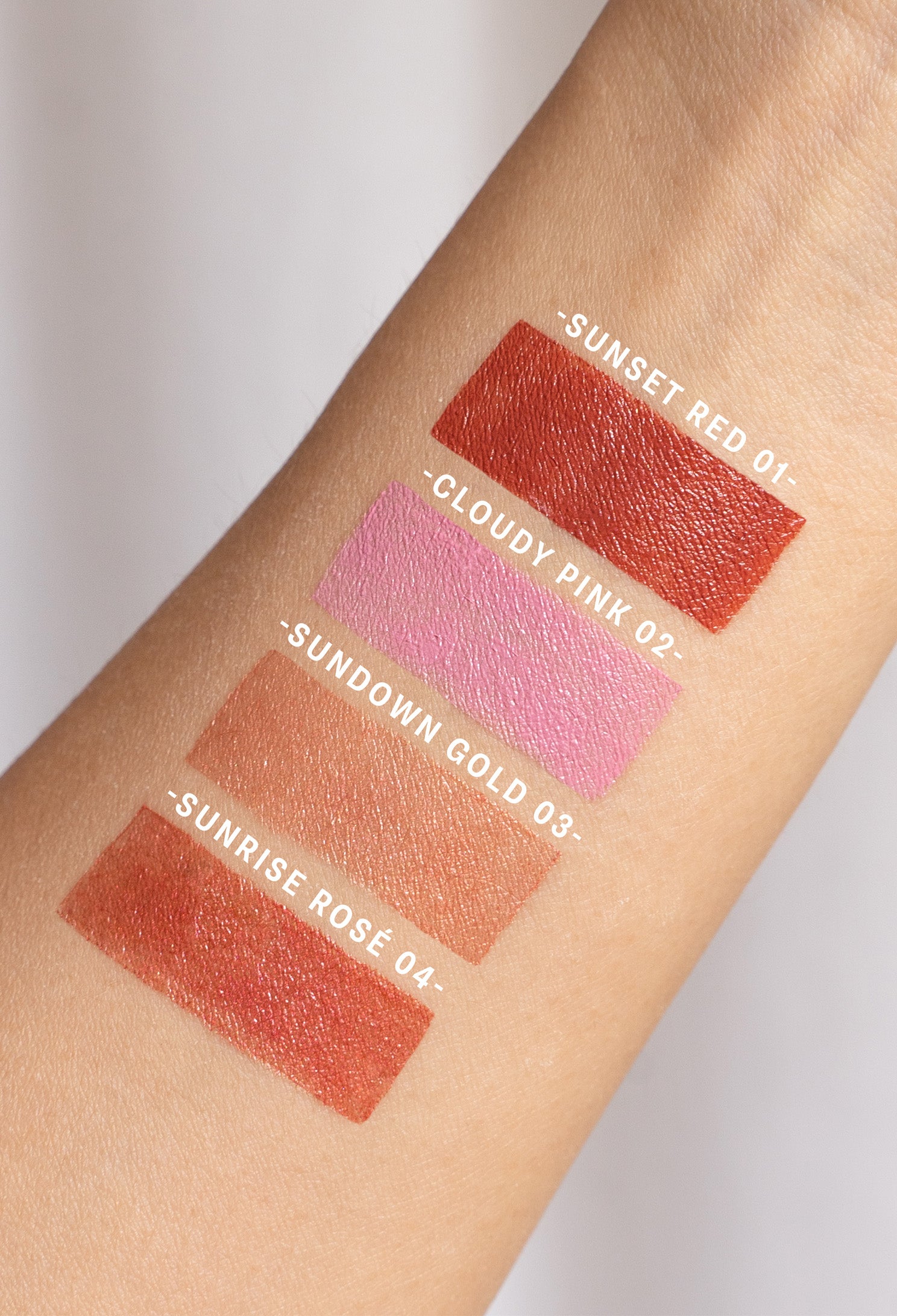 lavera Multi Balm -Sunrise Rosé 04- durante l'applicazione